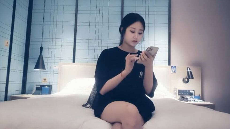 姐姐酒店援交被哥干的浪叫不断的