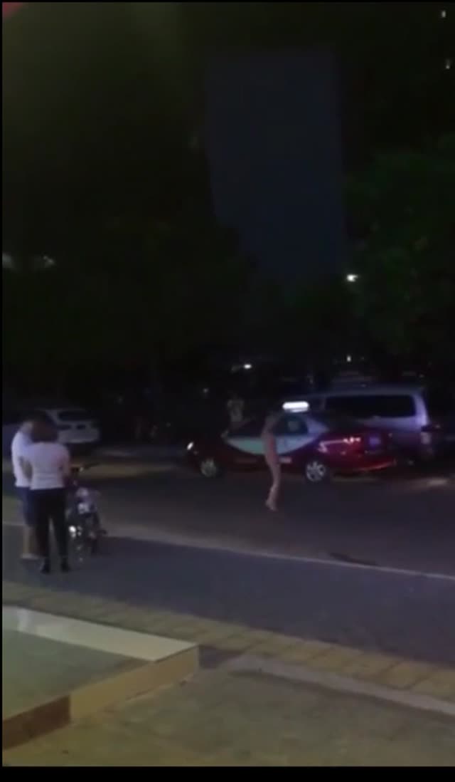 [在线]最新门事件瞅着很眼熟的网红脸蛋据说是个网红主播磕了药街头裸奔嗨翻了路过的司机 1V